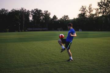 AC米兰收官战1-2负卡利亚里，球迷怒斥球队无缘欧冠｜开云官网首页（配图示意）